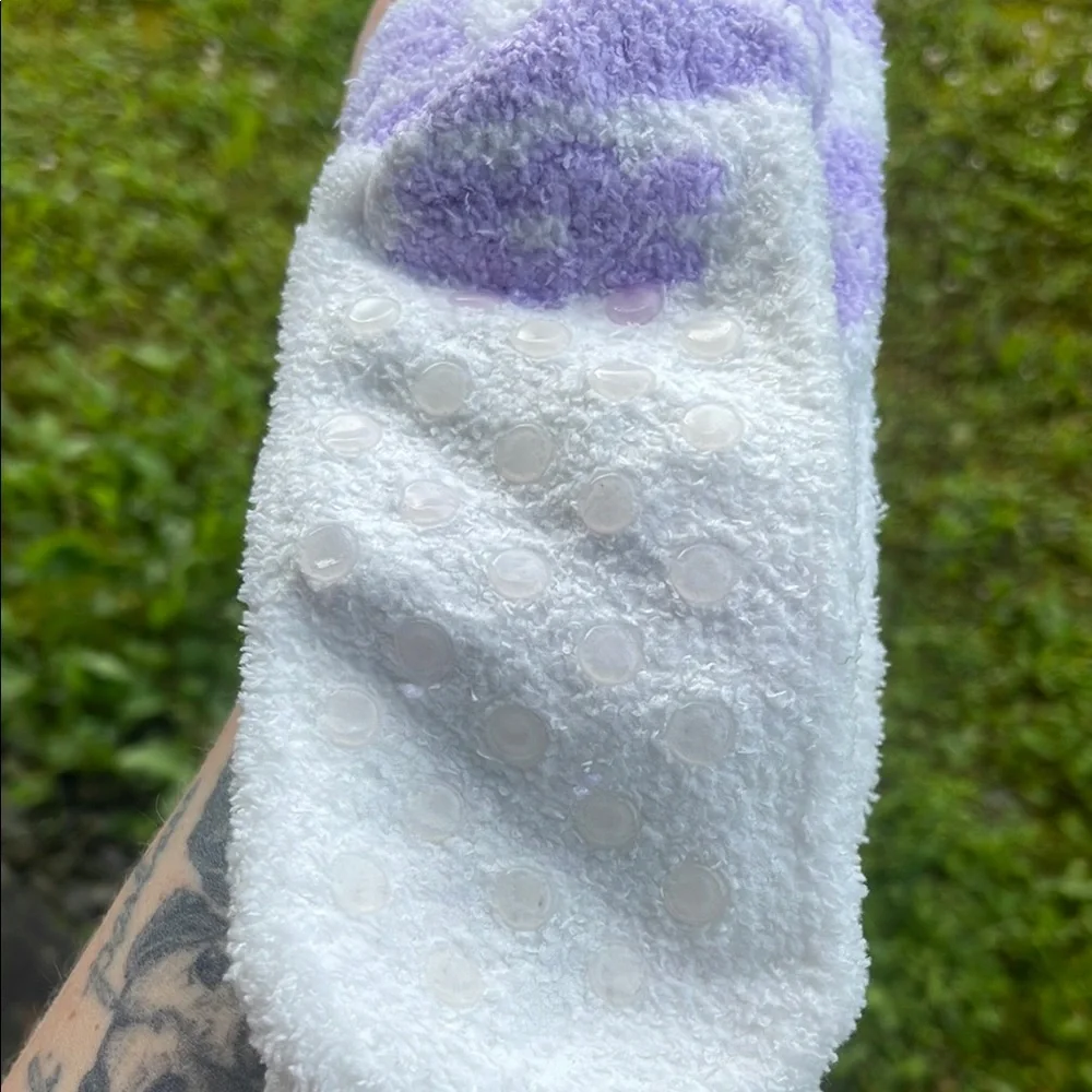 Ale-Hop White Fuzzy Socks with Heart Design - Picture 5 of 8